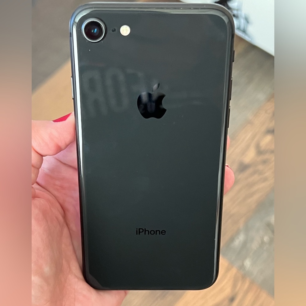 Apple iPhone 8 like new… 64 Gb